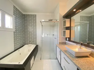 Foto de um banheiro moderno com banheira e box de vidro.