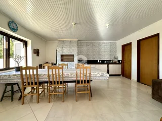 Foto de uma sala de jantar com piso de cerâmica e paredes claras.