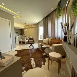 Sala de estar com sofá e cortinas claras.