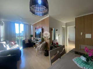 Sala de estar com grandes janelas e decoração moderna em Lajeado.