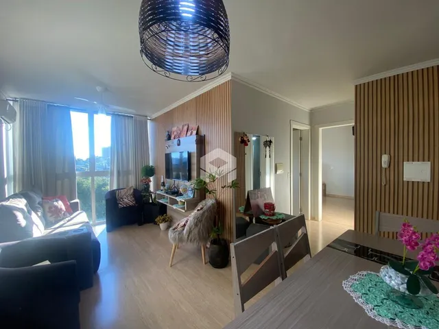 Sala de estar com grandes janelas e decoração moderna em Lajeado.