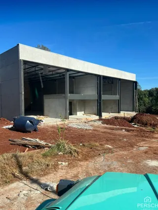 Foto de uma estrutura de construção em terreno aberto.