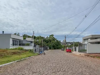 Vista da rua e fachada de casas em Lajeado, Brasil.