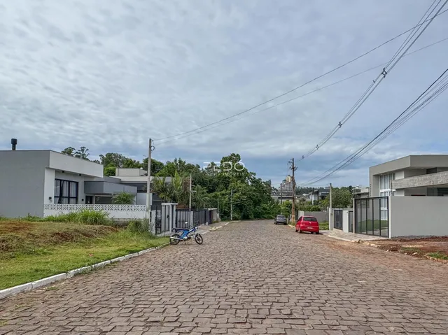 Vista da rua e fachada de casas em Lajeado, Brasil.