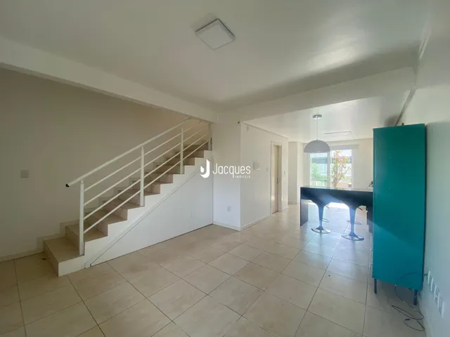 Hall com escada e piso de cerâmica em uma propriedade.