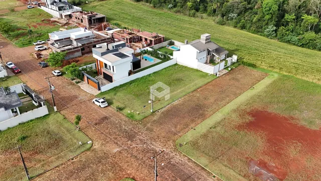 Vista aérea de uma propriedade em Lajeado, Brasil, mostrando estruturas e terreno circundantes.