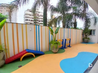 Área externa colorida com playground e piso colorido em Lajeado.