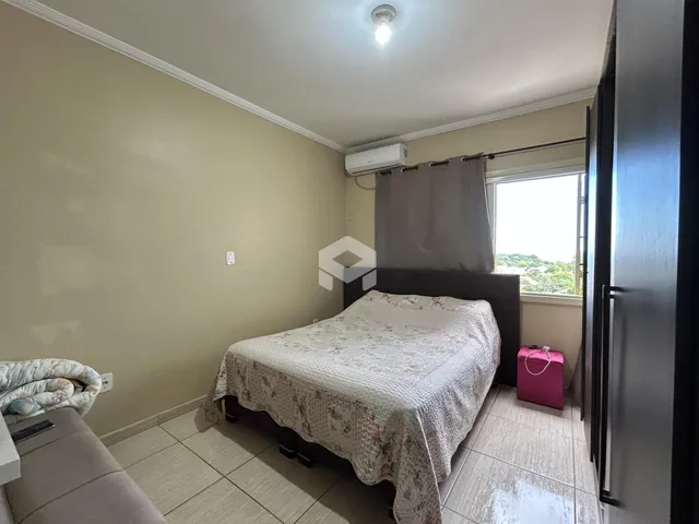Quarto com cama e janela em um imóvel no Brasil.