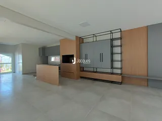 Ambiente interno moderno com piso de cerâmica e painéis de madeira.