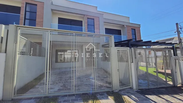 Fachada de uma residência com portão de metal na Lajeado.