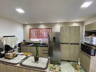 Foto de uma cozinha moderna com armários de madeira e eletrodomésticos de aço inoxidável.