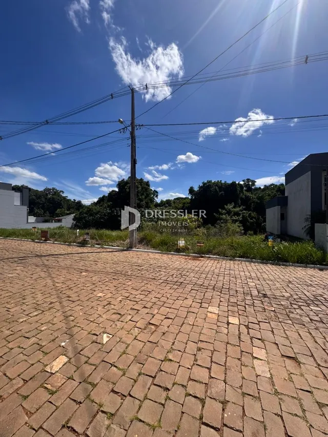 Área externa pavimentada com tijolos no Brasil.