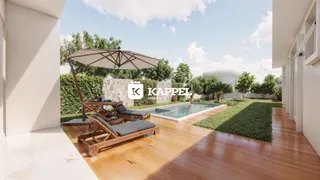 Vista externa de uma piscina com espreguiçadeiras e deck de madeira em uma propriedade em Lajeado.