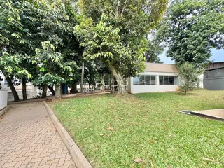 Vista externa de um jardim com gramado e calçada em Lajeado.