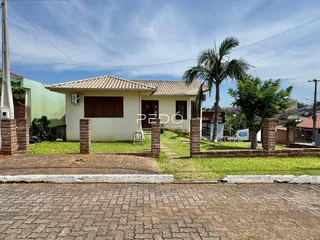 Fachada de uma residência em Lajeado, Brasil, com jardim frontal.