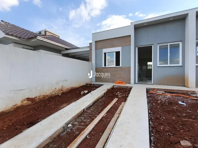 Fachada de uma residência em construção em Lajeado, Brasil com área de terra exposta.