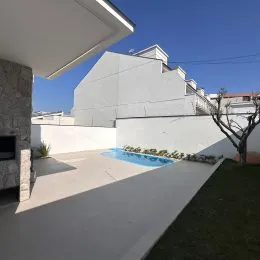 Fachada branca de uma residência com área externa em Lajeado.