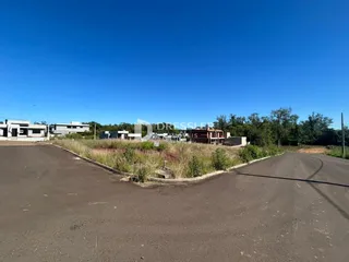 Vista aérea da propriedade em Lajeado, Brasil, mostrando a área externa e as construções distantes.