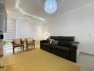 Foto de uma sala de estar com sofá e cadeiras.