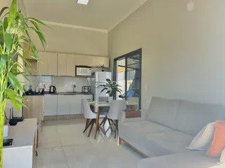 Imagem de uma sala de estar e cozinha moderna com piso de cerâmica.