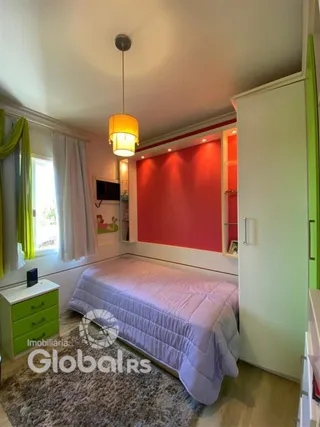 Quarto com cama e parede vermelha em um imóvel em Lajeado.