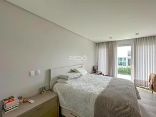 Quarto com cama e janela em um imóvel.