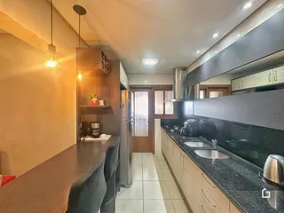 Foto de uma cozinha moderna com armários e bancadas em Lajeado, Brasil.