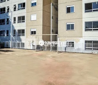 Fachada de um prédio residencial em Lajeado, Brasil, com cerca metálica na frente.