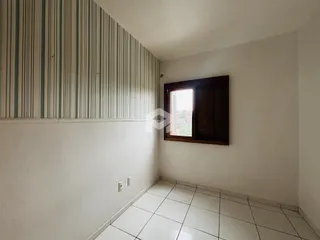 Ambiente interno com parede decorada e piso cerâmico claro.