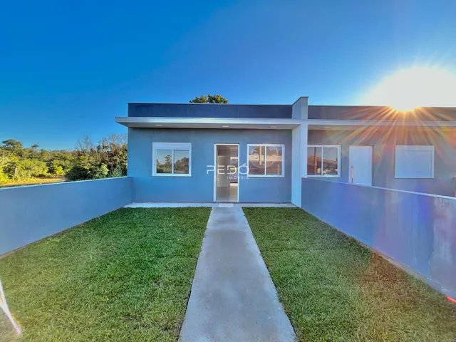 Fachada de uma residência em Lajeado, Brasil, com jardim frontal.