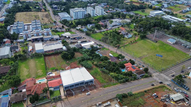 Vista aérea de uma propriedade rural com campos e infraestrutura de estrada.