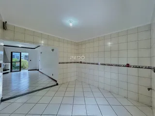 Hall de corredor com piso de cerâmica e paredes de azulejo na propriedade.