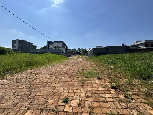 Vista externa de uma propriedade com jardim e área pavimentada em Lajeado.