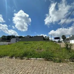 Foto de uma área gramada aberta sob um céu azul claro.
