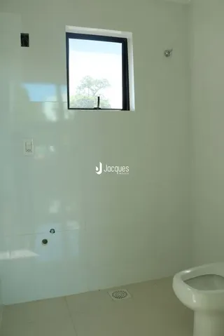 Parede branca com janela em um ambiente interno.