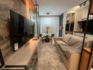 Sala de estar com televisão e decoração de madeira.