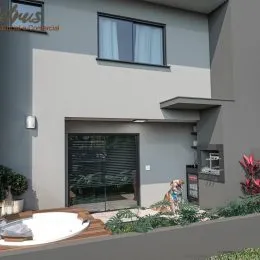 Fachada externa de uma residência em Lajeado, Brasil, com uma janela e paisagismo na frente.