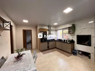 Foto de uma cozinha com armários e piso de cerâmica em um imóvel.