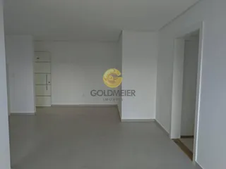 Foto de um ambiente interno branco com armário em uma residência.