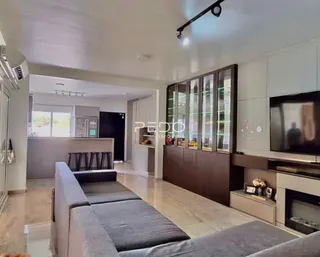 Sala de estar com sofá e painel de madeira na residência.