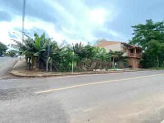 Vista externa de uma residência em Lajeado, Brasil, com vegetação ao redor.