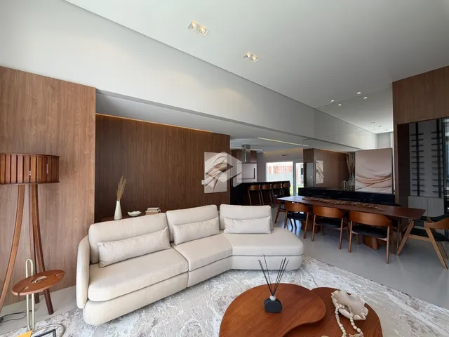 Sala de estar moderna com painéis de madeira em Lajeado.