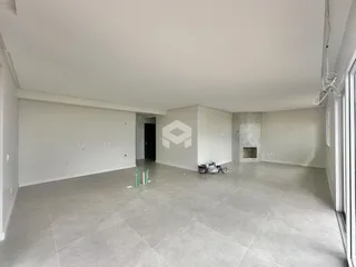 Ambiente interno amplo com piso de cerâmica cinza.
