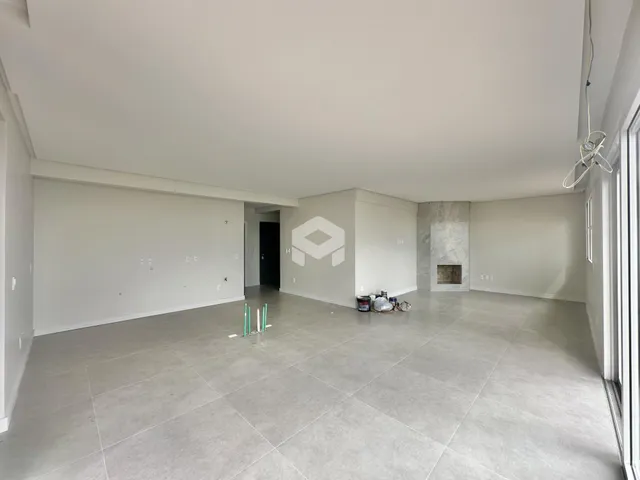Ambiente interno amplo com piso de cerâmica cinza.