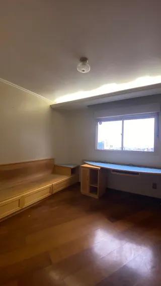 Ambiente interno com piso de madeira e bancos embutidos.