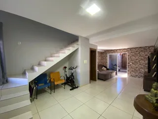 Foto do hall de entrada com escadaria em um imóvel em Lajeado, Brasil.