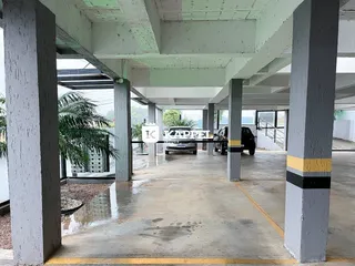 Vista de uma área coberta com pilares de concreto em um imóvel em Lajeado.