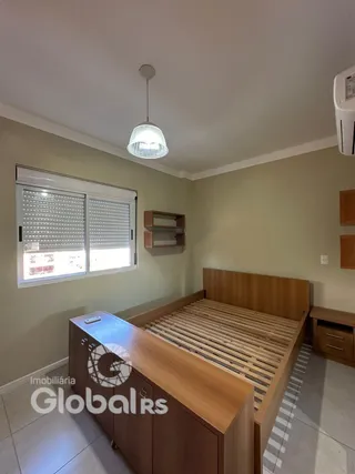 Quarto com cama de madeira e janela.