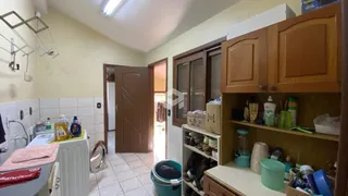 Interior de um cômodo com revestimento cerâmico e armários de madeira.