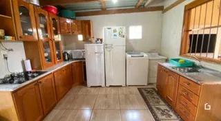 Foto de uma cozinha com armários de madeira e piso de cerâmica.